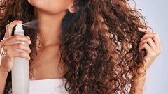 ¿Si me arranco una cana me salen más? Mitos y verdades sobre el pelo