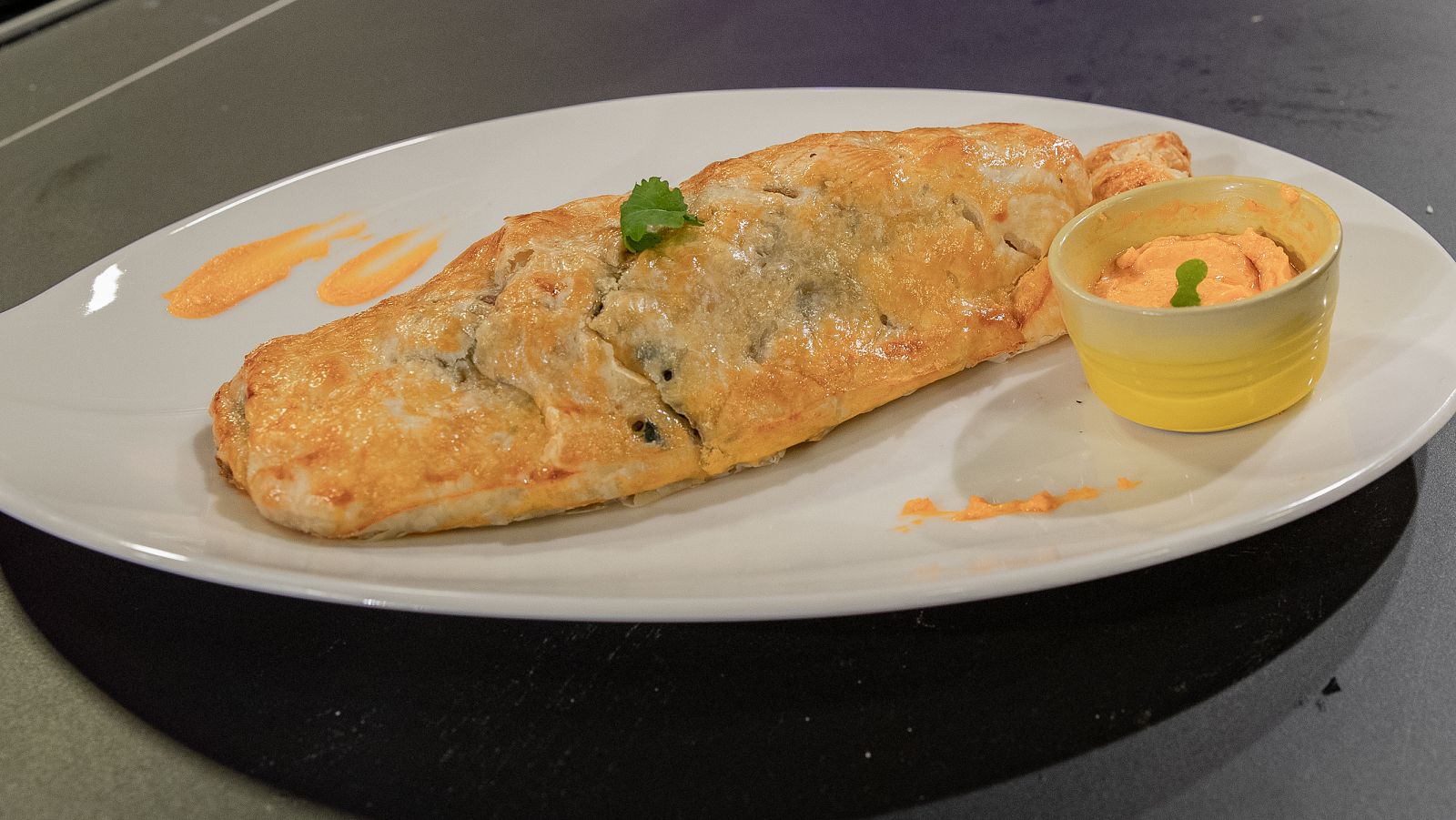 Receta de Lubina con champiñones, hojaldre y salsa choron de Juana