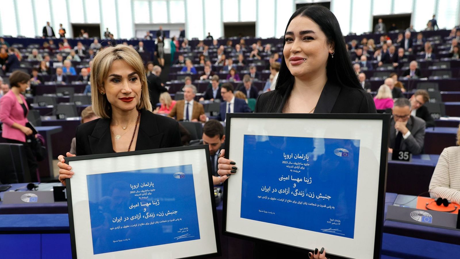Los activistas iraníes Mersedeh Shahinkar (L) y Afsoon Najafi posan durante la ceremonia de entrega del Premio Sájarov en el Parlamento Europeo