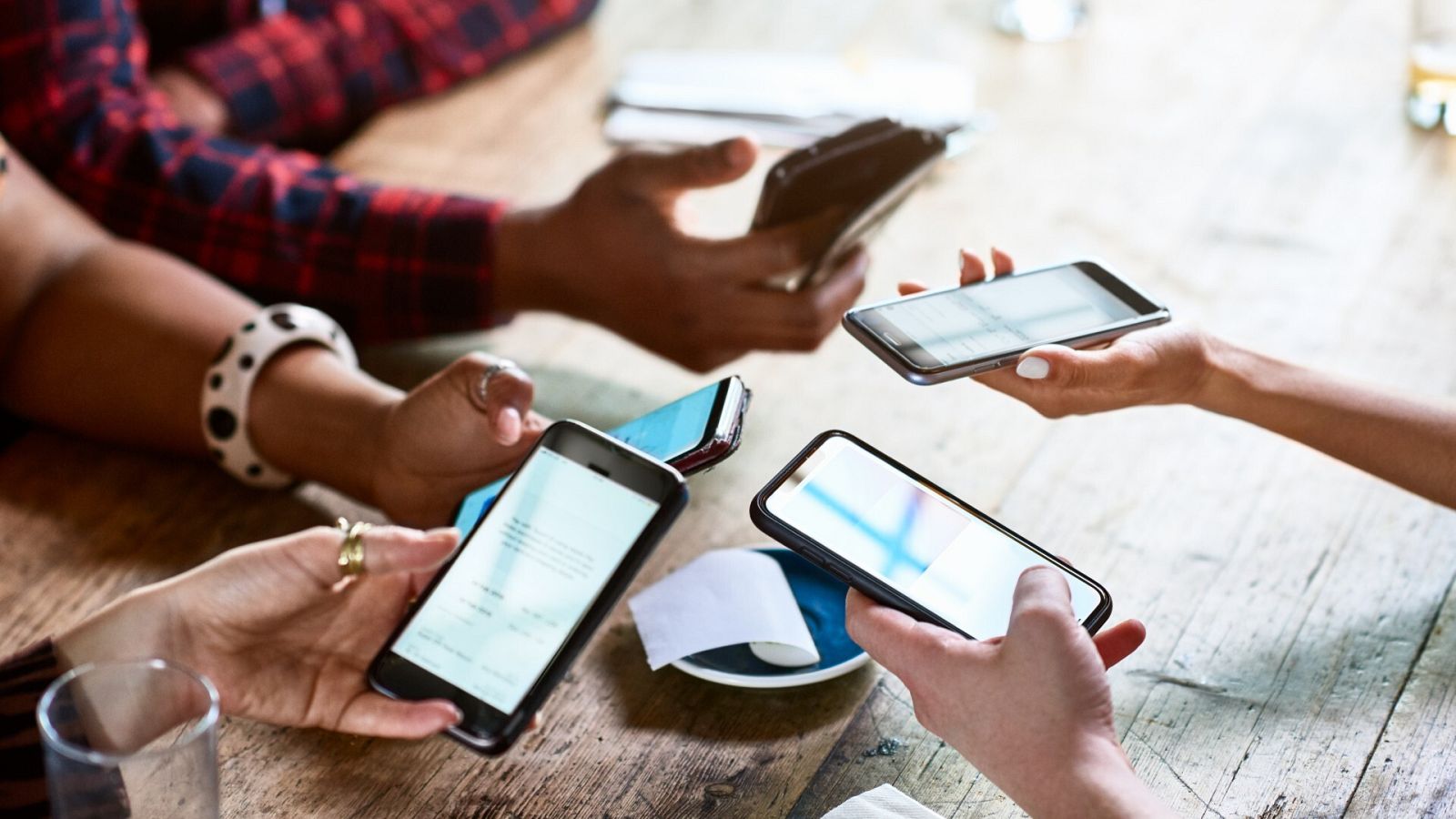 La CNMV alerta de un fraude con anuncios falsos que prometen ganancias en bolsa o con criptomonedas