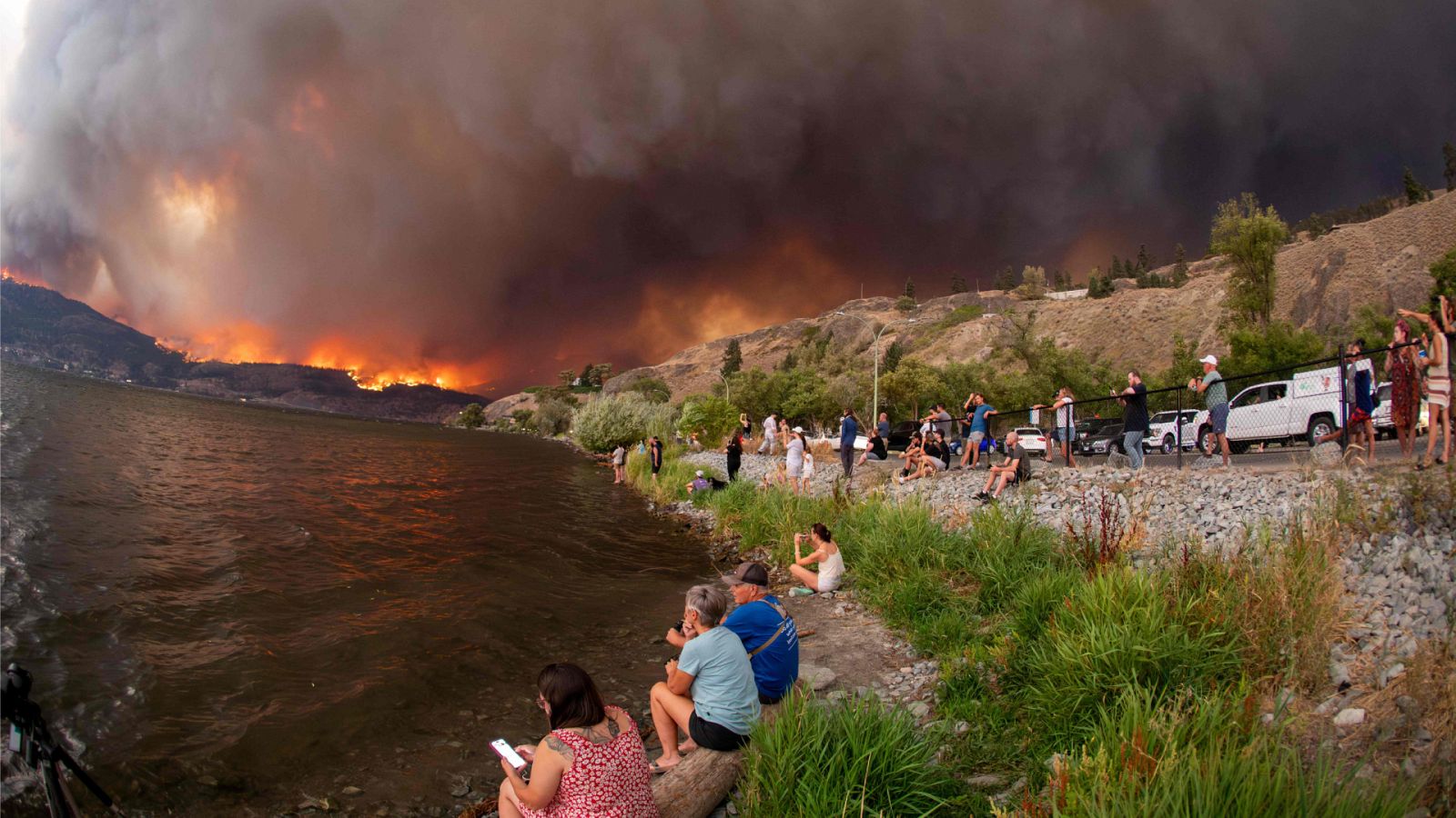 Varias personas observan el incendio de McDougall Creek en Columbia Británica, el pasado mes de agosto.