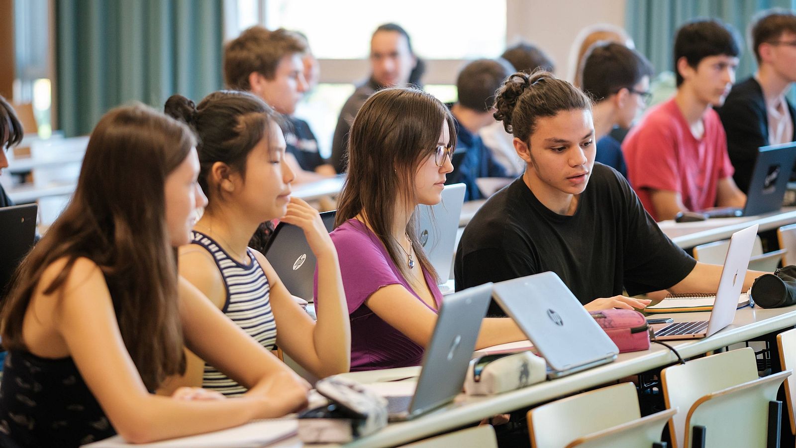 Los graduados españoles presentan la tasa de empleo más baja de la UE: "La mayoría sigue buscando o continúan formándose"