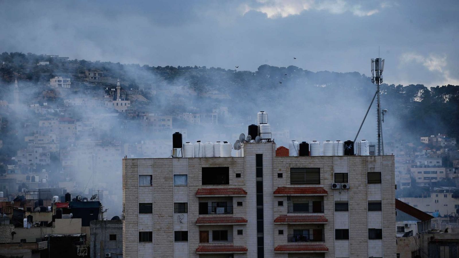 El humo se eleva sobre los edificios residenciales en Yenín.