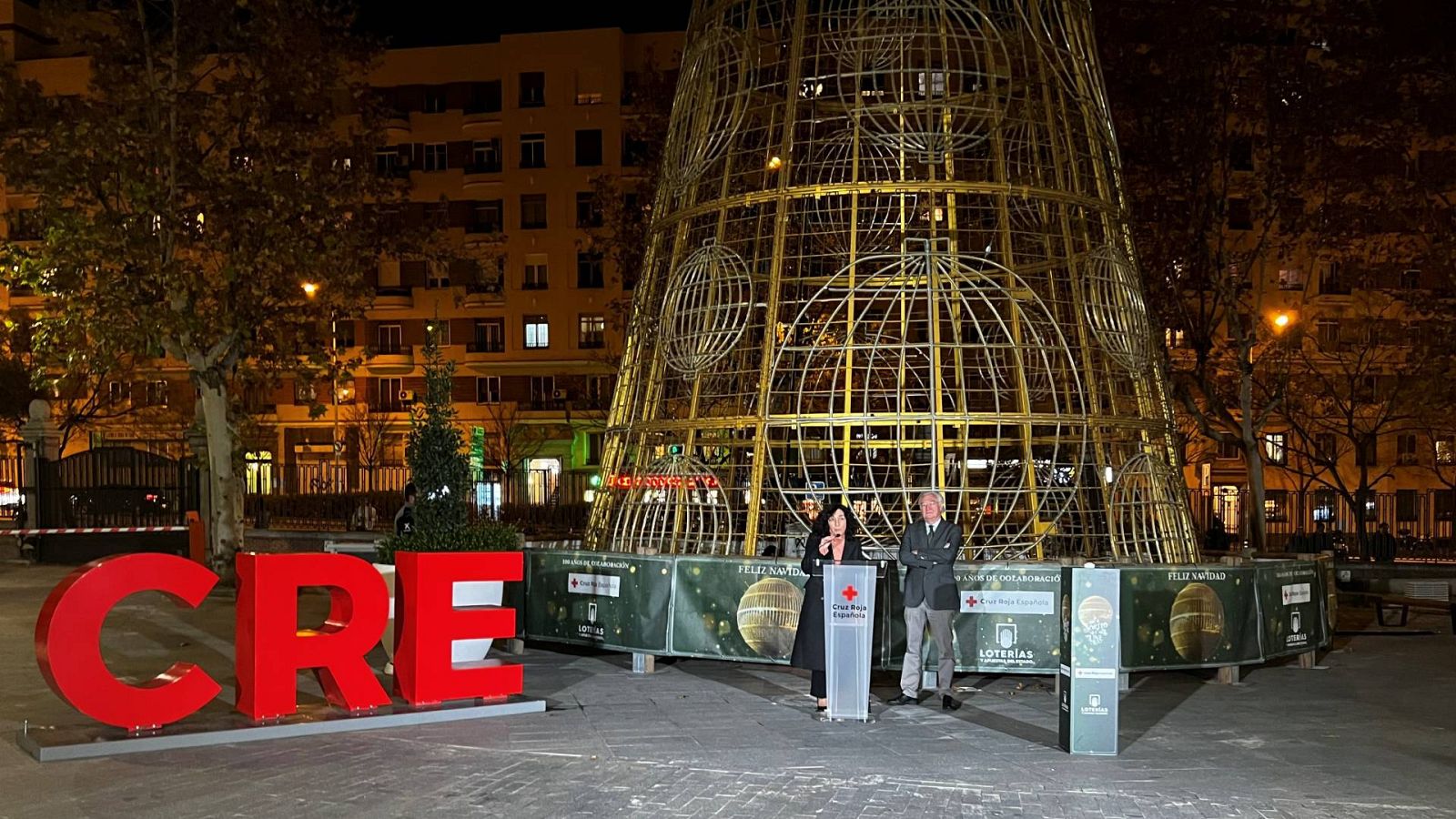 Lotería de Navidad 2023: encendido del árbol ante la sede de Cruz Roja