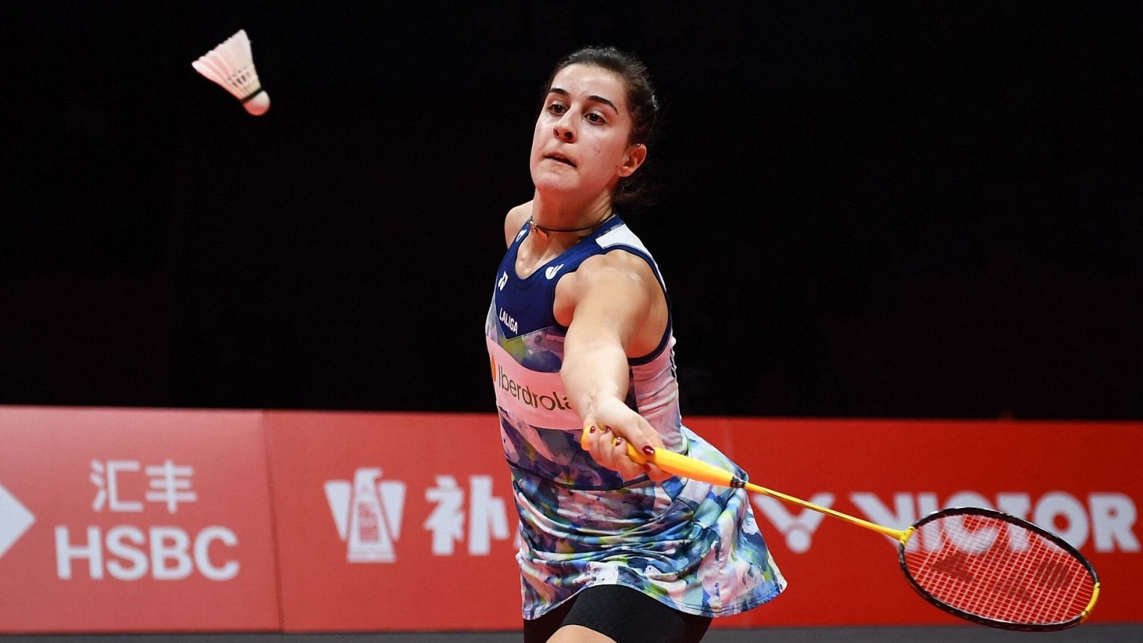 Carolina Marín durante un punto ante Chen