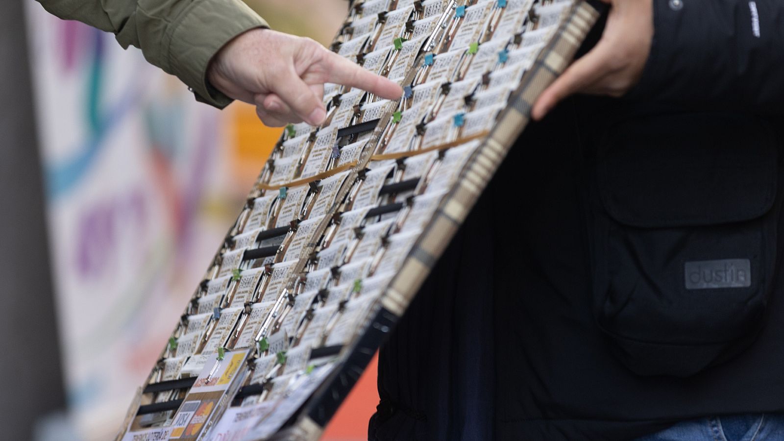 Lotería de Navidad 2023: Una persona elige un décimo de lotería