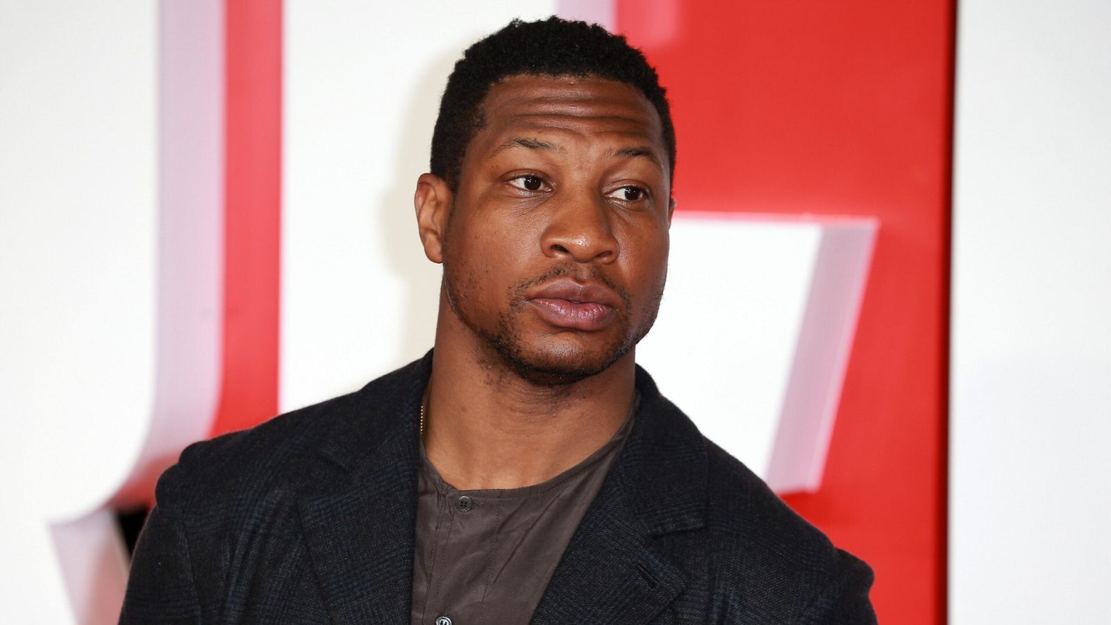 El actor Jonathan Majors es declarado culpable de agredir a su exnovia