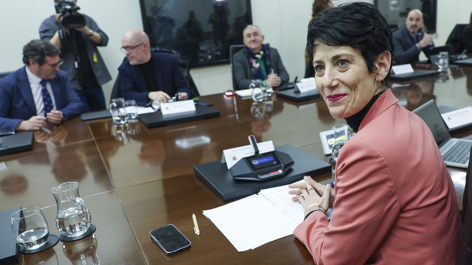La ministra de Inclusión, Seguridad Social y Migraciones, Elma Saiz (d), preside la reunión con la mesa de diálogo social