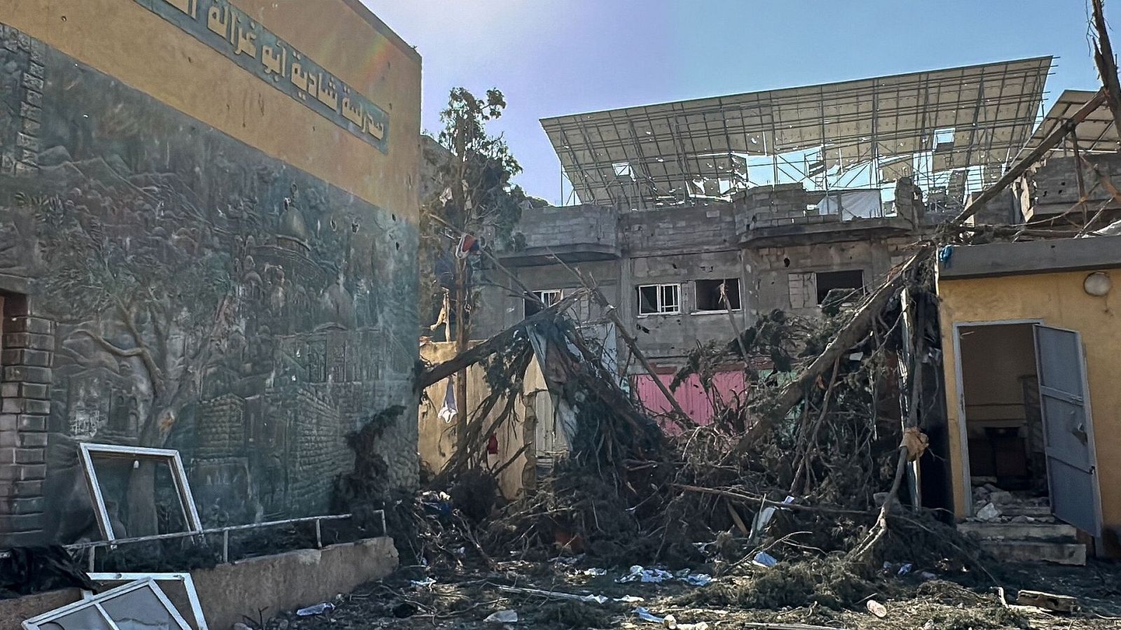 Los bombardeos israelíes destrozan una escuela en Gaza