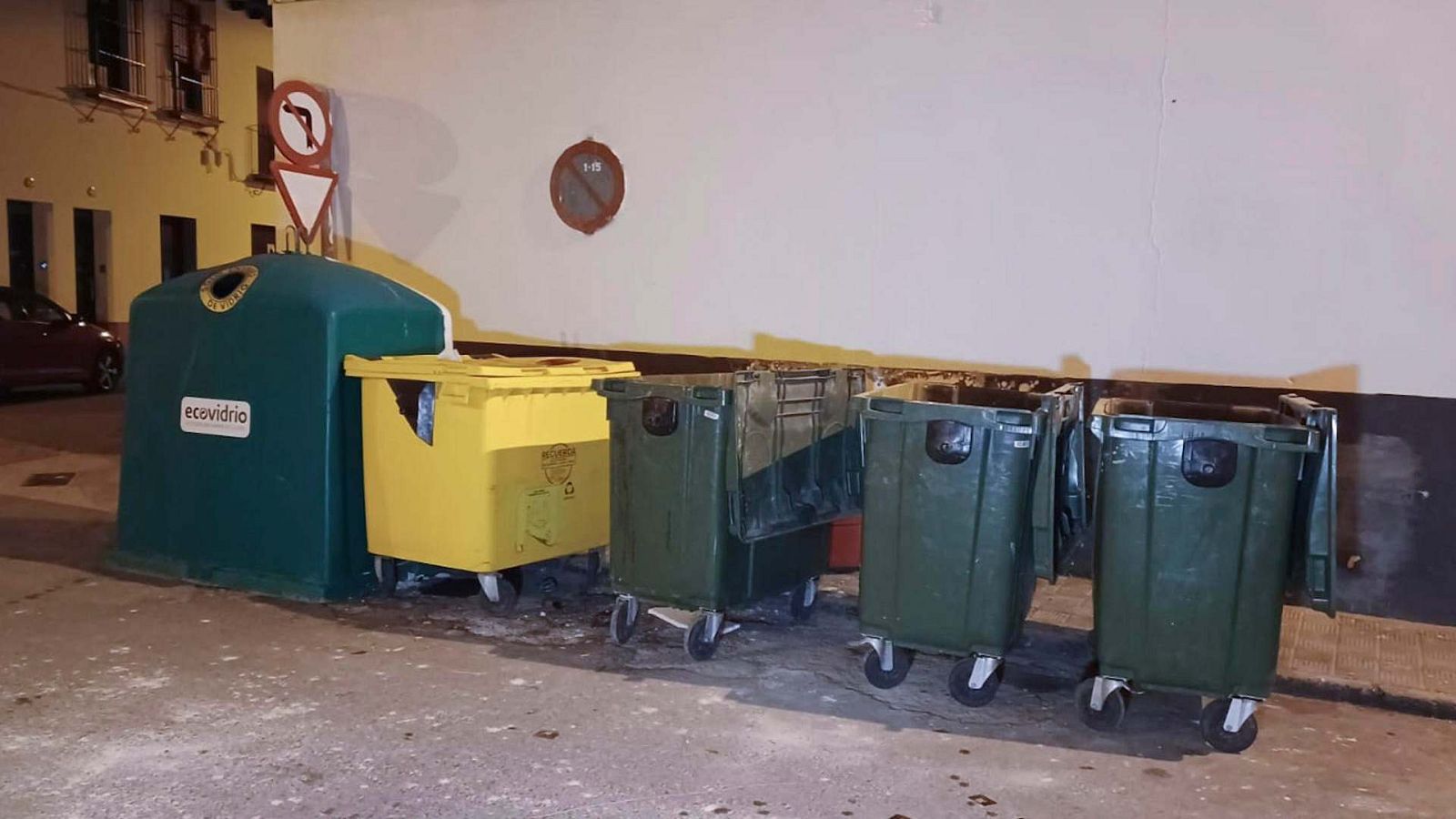 Imagen de los contenedores donde una vecina ha encontrado a una bebé recién nacida viva.