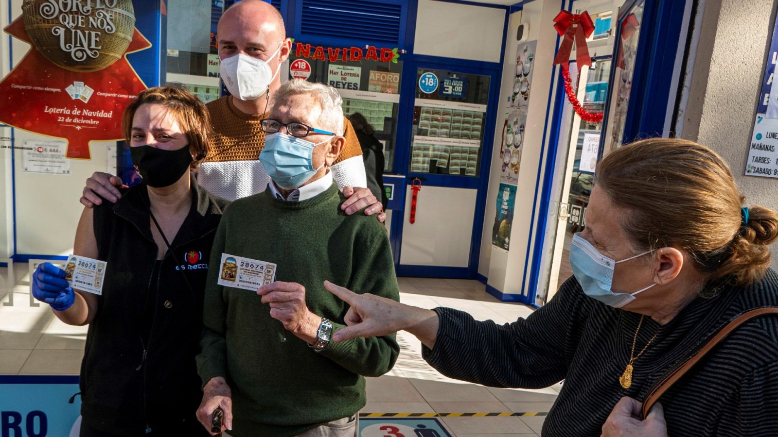 Pedrea, terminaciones y aproximaciones Lotería de Navidad 2023: Un grupo de personas celebra haber sido agraciados en el sorteo