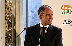 Camps recibe el apoyo del PP en un acto en el que aclara que siempre se paga sus trajes
