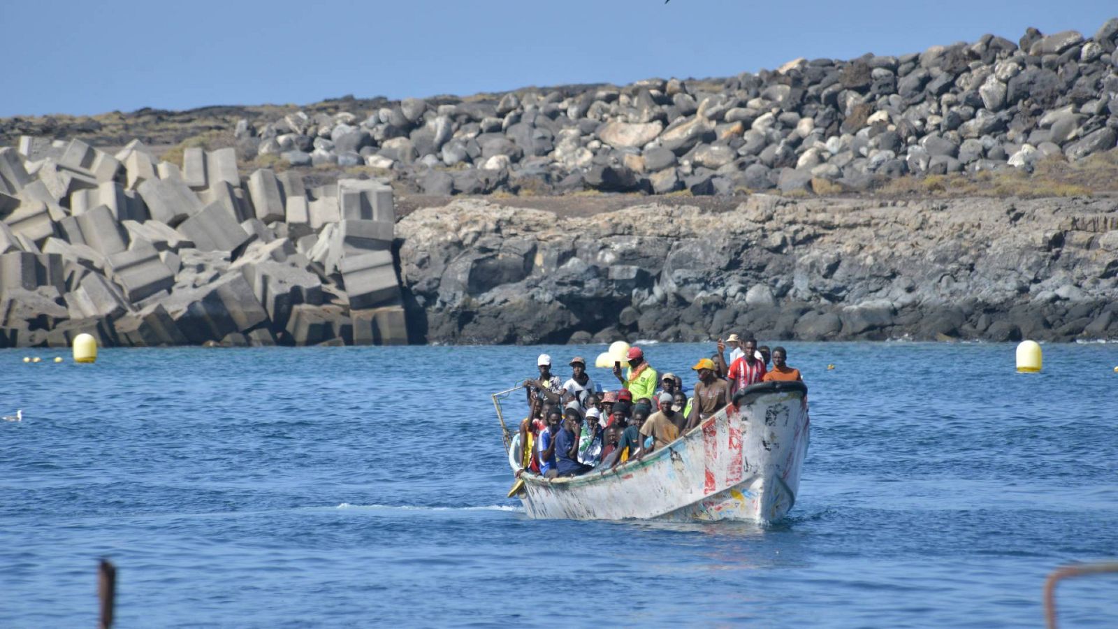 Llegada al puerto de La Restinga (El Hierro) de un cayuco con 60 personas (17 de octubre)