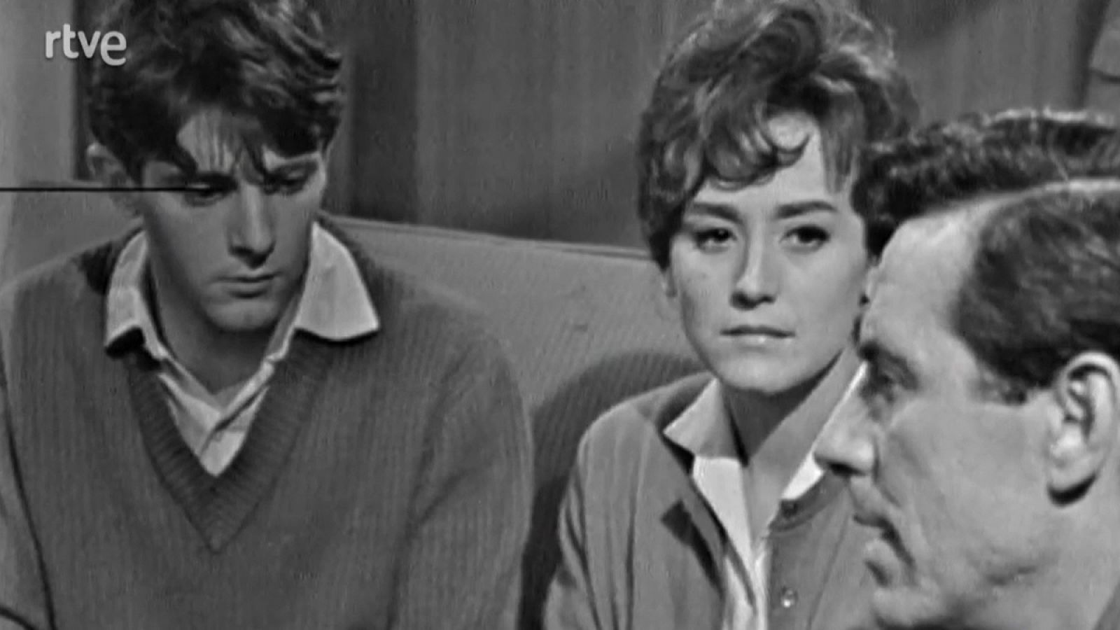 Emilio Gutiérrez Caba, Amparo Baró y Francisco Piquer en una escena de la serie 'Tiempo y hora'