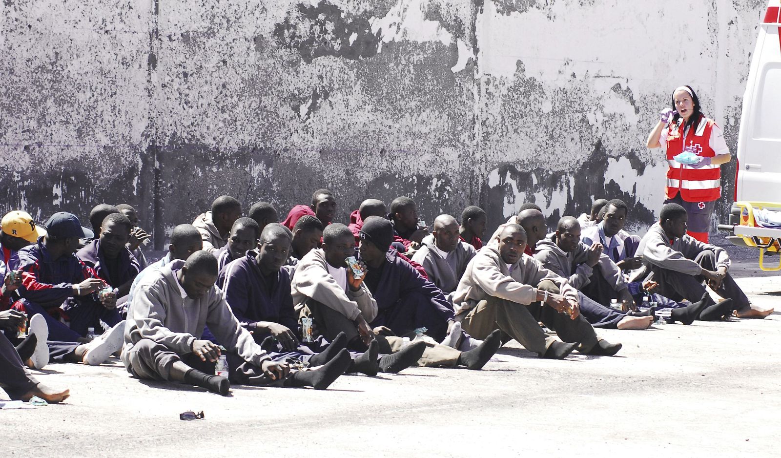 Llegan 43 menores inmigrantes en un cayuco a El Hierro