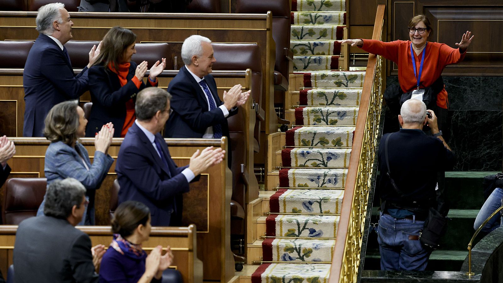 Aplauso de la Cámara a la fotoperiodista de La Vanguardia Emilia Guitérrez, que se jubila, este miércoles durante la sesión de Control al Ejecutivo que celebra el Congreso.