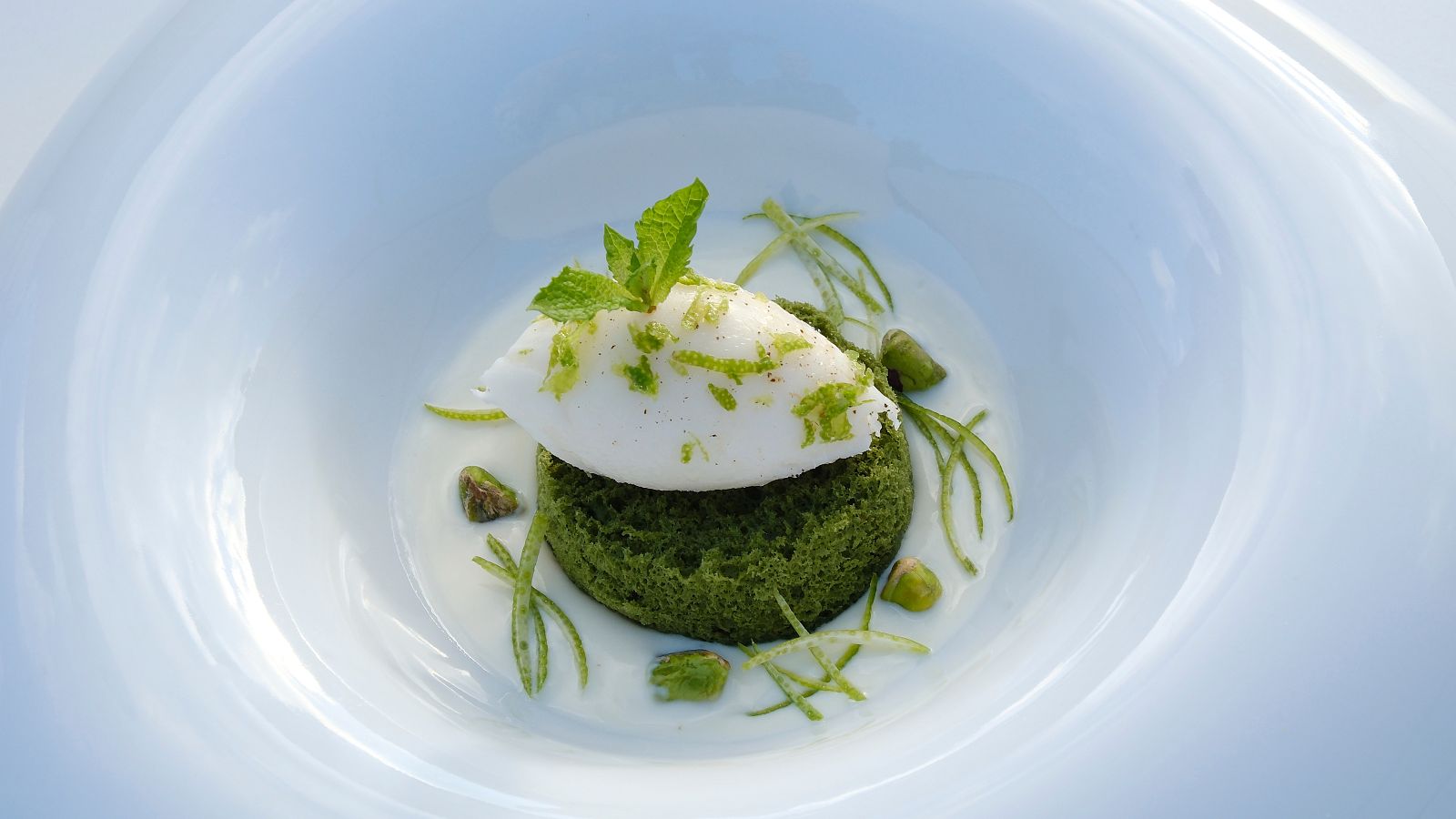 Receta de Sopa de chocolatee con bizcocho de té matcha y lima