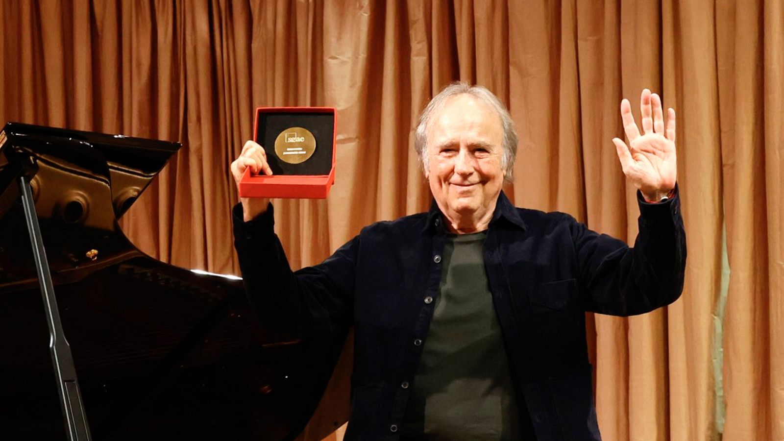 El cantant Joan Manuel Serrat, aquest mes de desembre, rebent la Medalla d'Honor de la SGAE