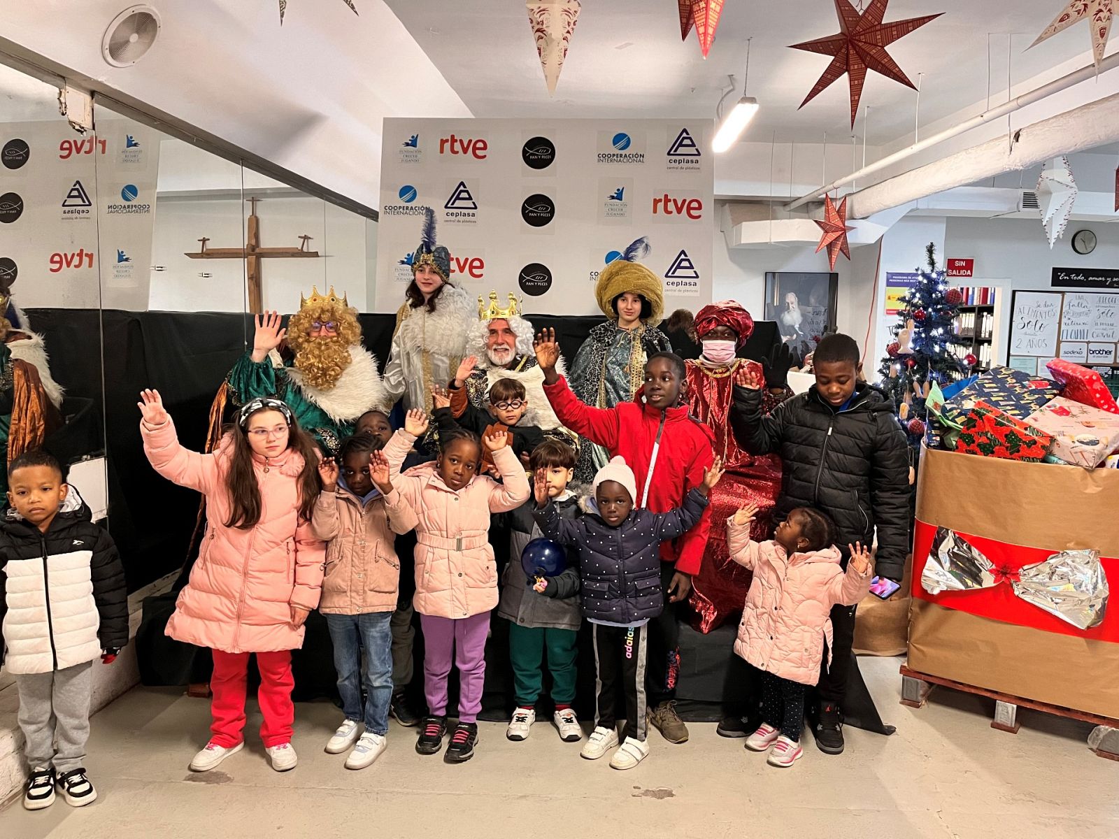 Entrega de juguetes en la Fundación Pan y Peces
