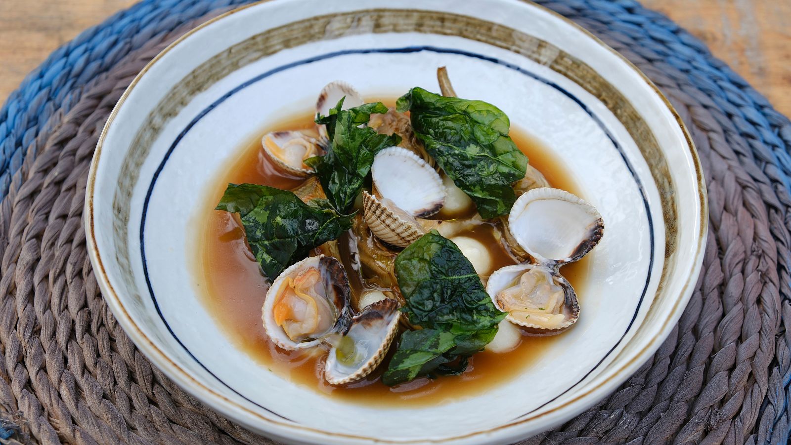 Receta de Alcachofas guisadas, berberechos y velouté de vino amontillado