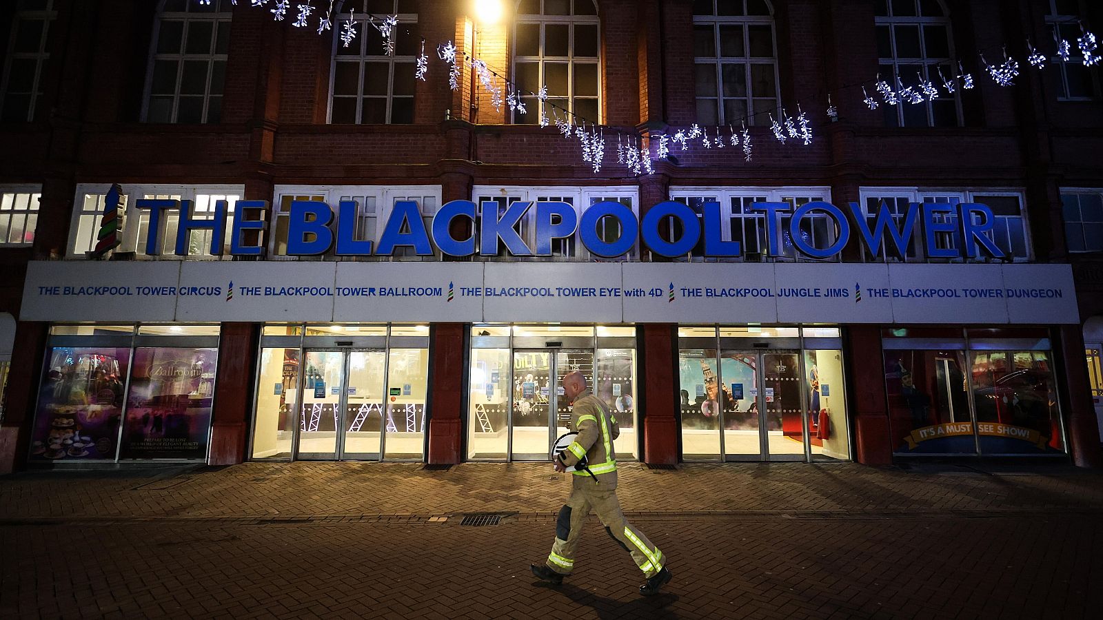 Un bombero pasa por delante de la Torre de Blackpool
