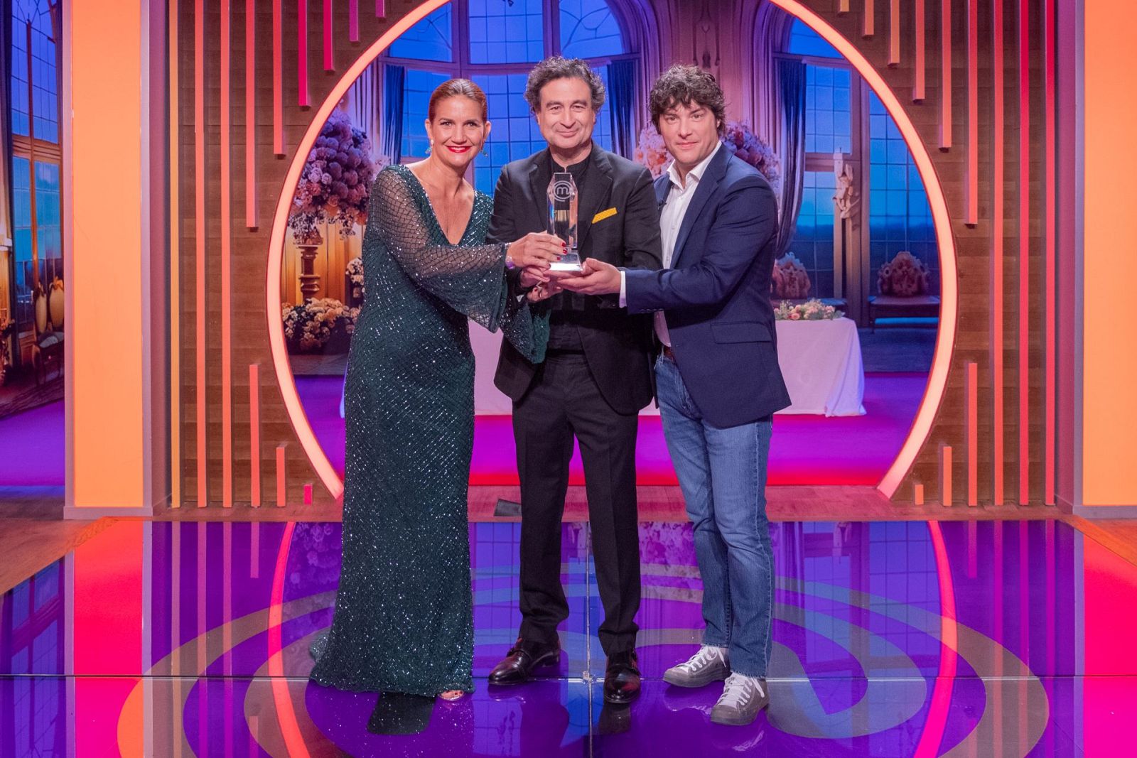 El jurado sostiene el trofeo de 'MasterChef Junior 10'