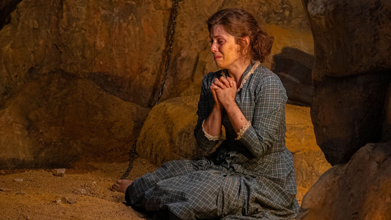 María está encerrada en una cueva, secuestrada