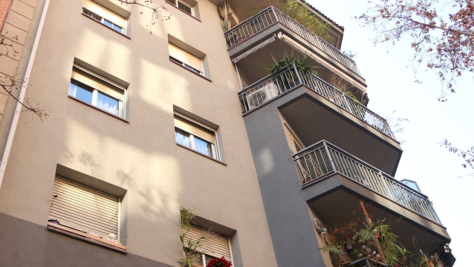 Façana de l'immoble del carrer Navas de Tolosa on han localitzat el cadàver de la dona