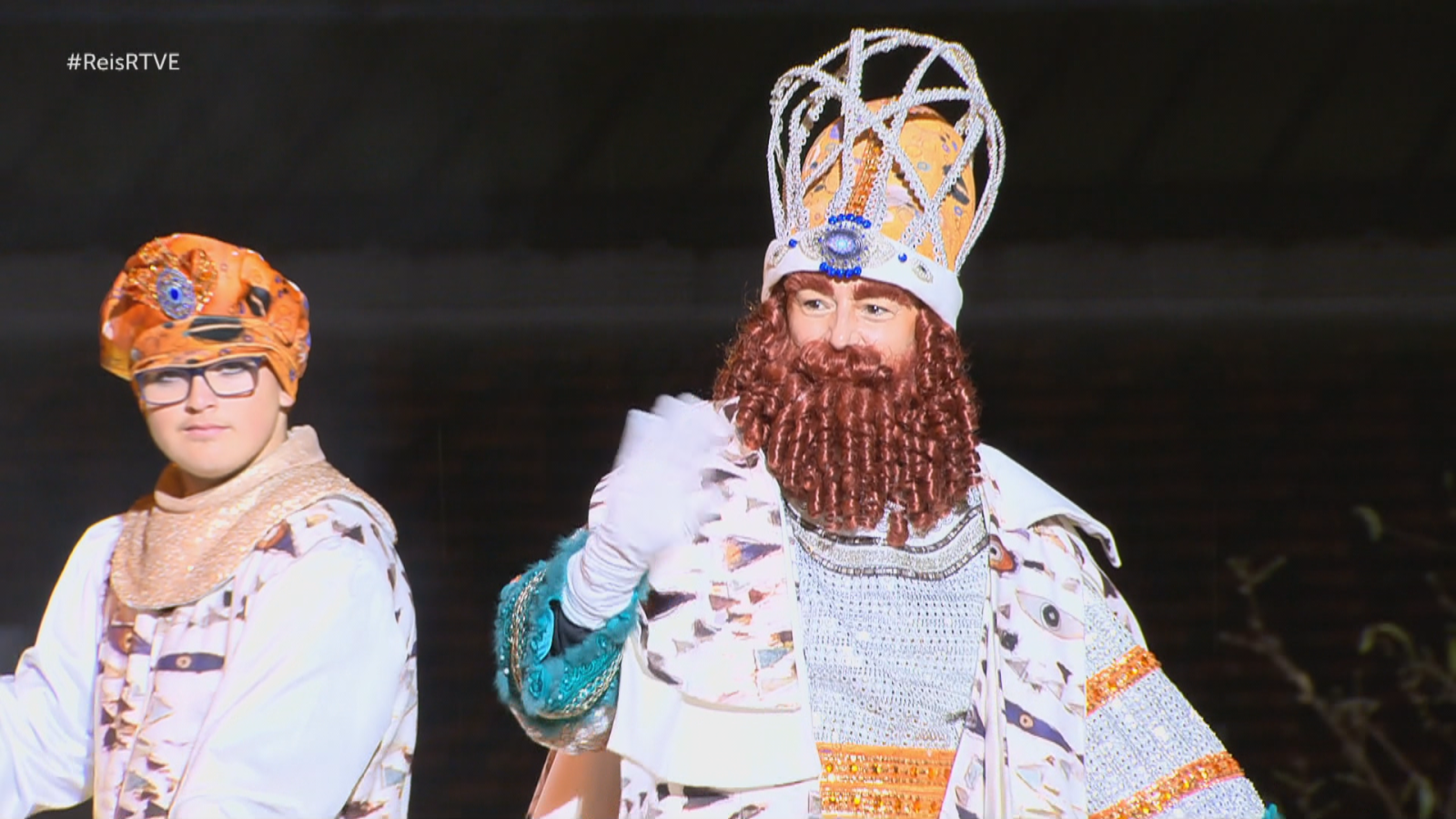 El Rei Gaspar saluda els nens a la cavalcada de Reis a Barcelona