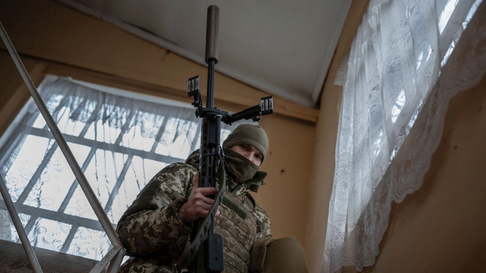 Un francotirador del Ejército ucraniano lleva su rifle en una base temporal cerca de la línea del frente