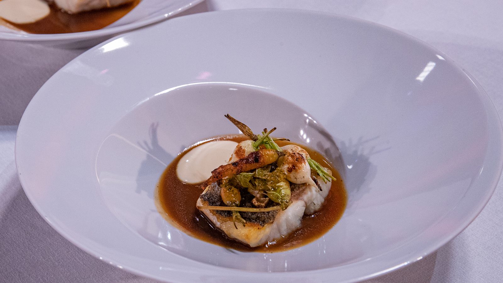 Receta de lubina asada con emulsión de colágeno de sus espinas de Loreto de MasterChef Junior 10