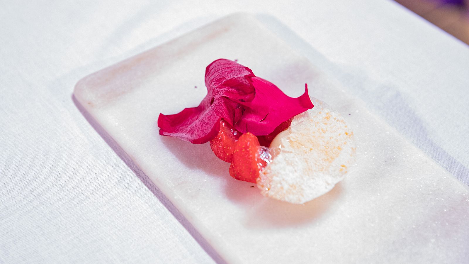 Receta de Ganache de chocolate blanco y fresas osmotizadas con amareto de Loreto de MasterChef Junior 10