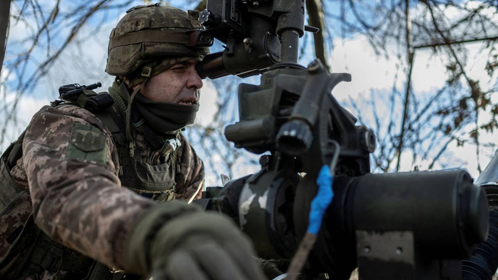 Guerra Rusia-Ucrania: un militar ucraniano apunta contra las tropas rusas ctv-te2-ucrania destacado