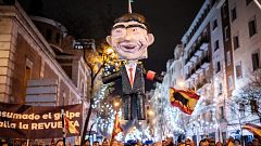 El Gobierno condena el apaleamiento de un muñeco de Pedro Sánchez ante la sede de Ferraz en Nochevieja