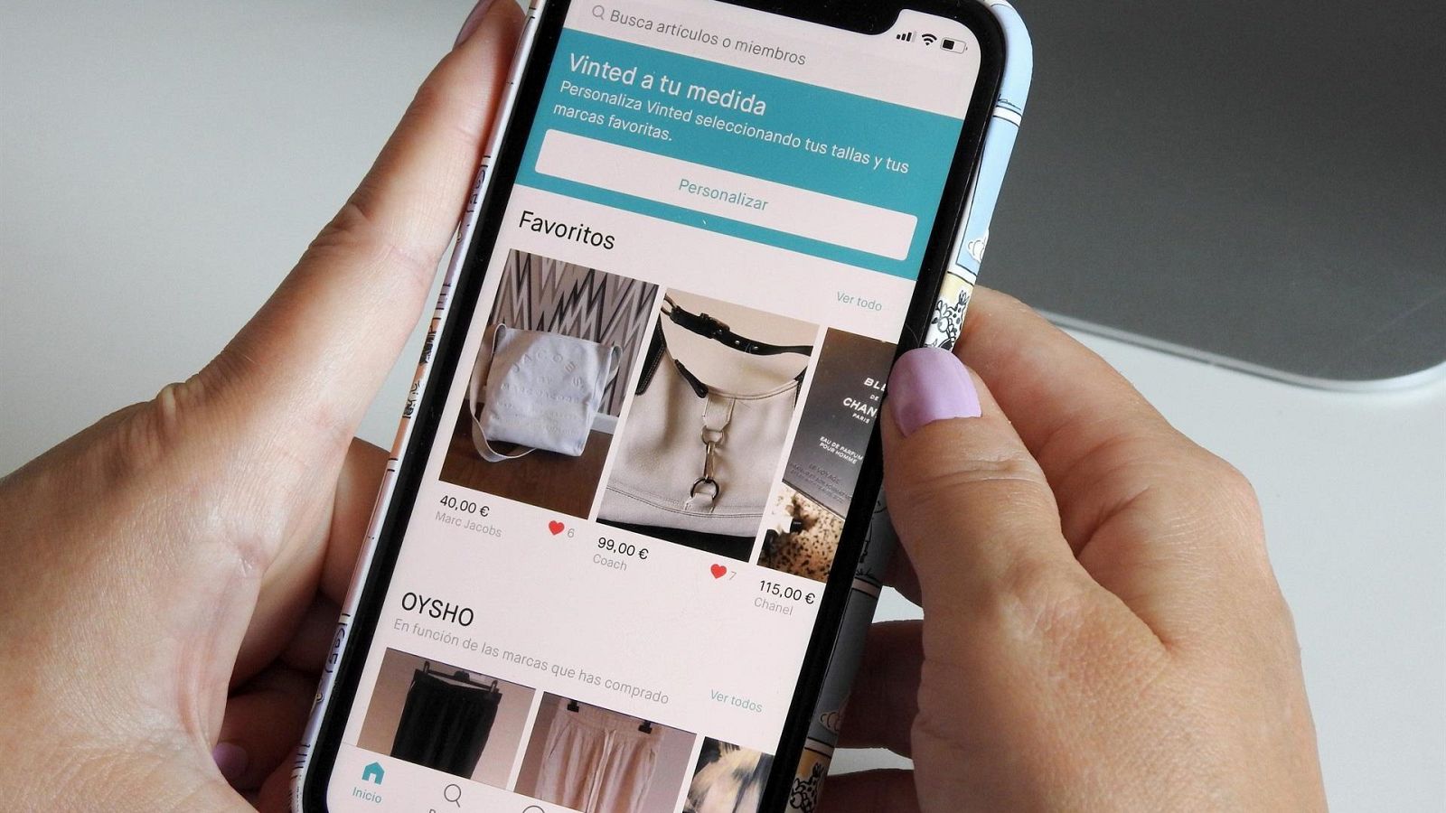 Una persona compra en una plataforma de segunda mano