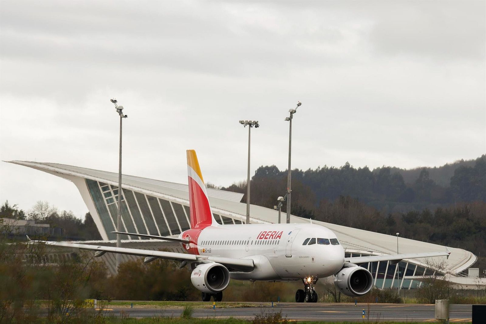 Imagen de un avión de Iberia mientras se dirige a la pista de despegue en el Aeropuerto de Bilbao en Loiu (Bizkaia)