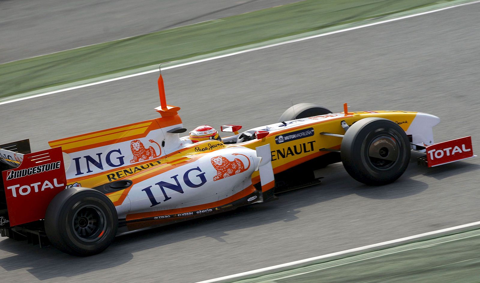 Fernando Alonso, en el R29, en el circuito de Montmeló