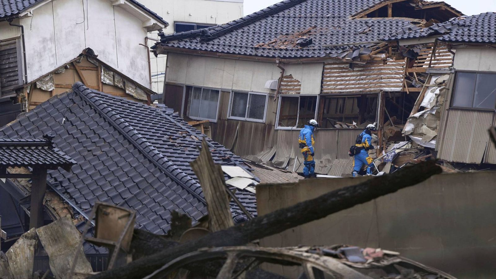 Aumentan a 57 los muertos por el terremoto en Japón