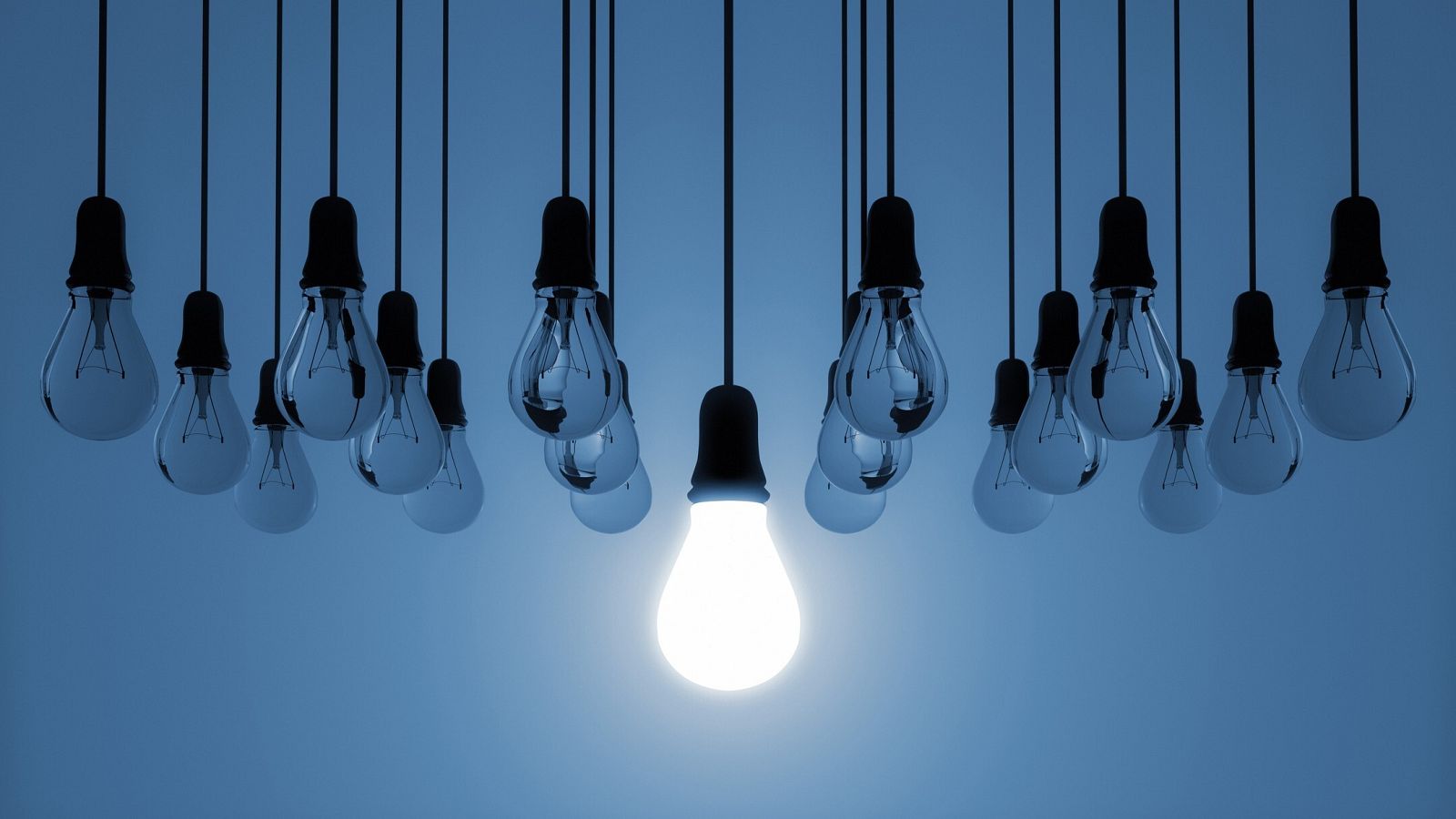 Precio luz hoy y horas más baratas: varias bombillas, una encendida