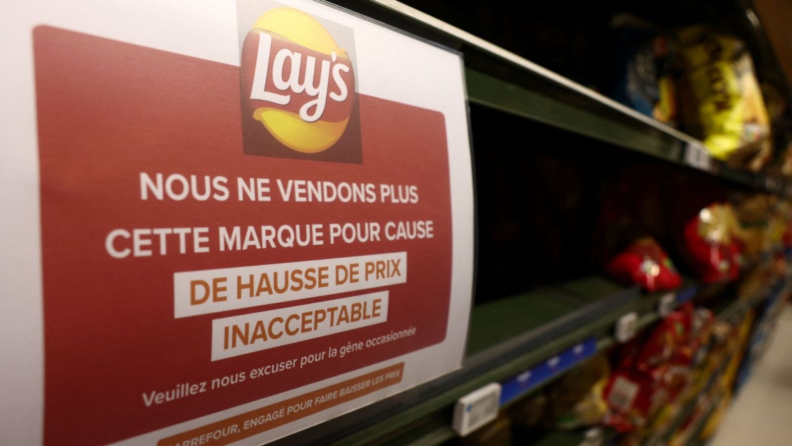 Un cartel en un Carrefour informa de que no venderán más productos de la marca PepsiCo