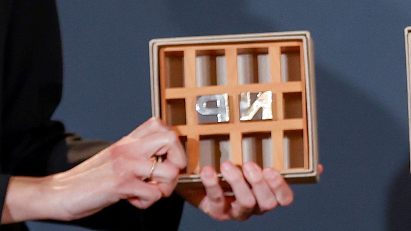 El Premi Nadal recau cada any en l'autor d'una novel·la, inèdita i en castellà, el dia de Reis