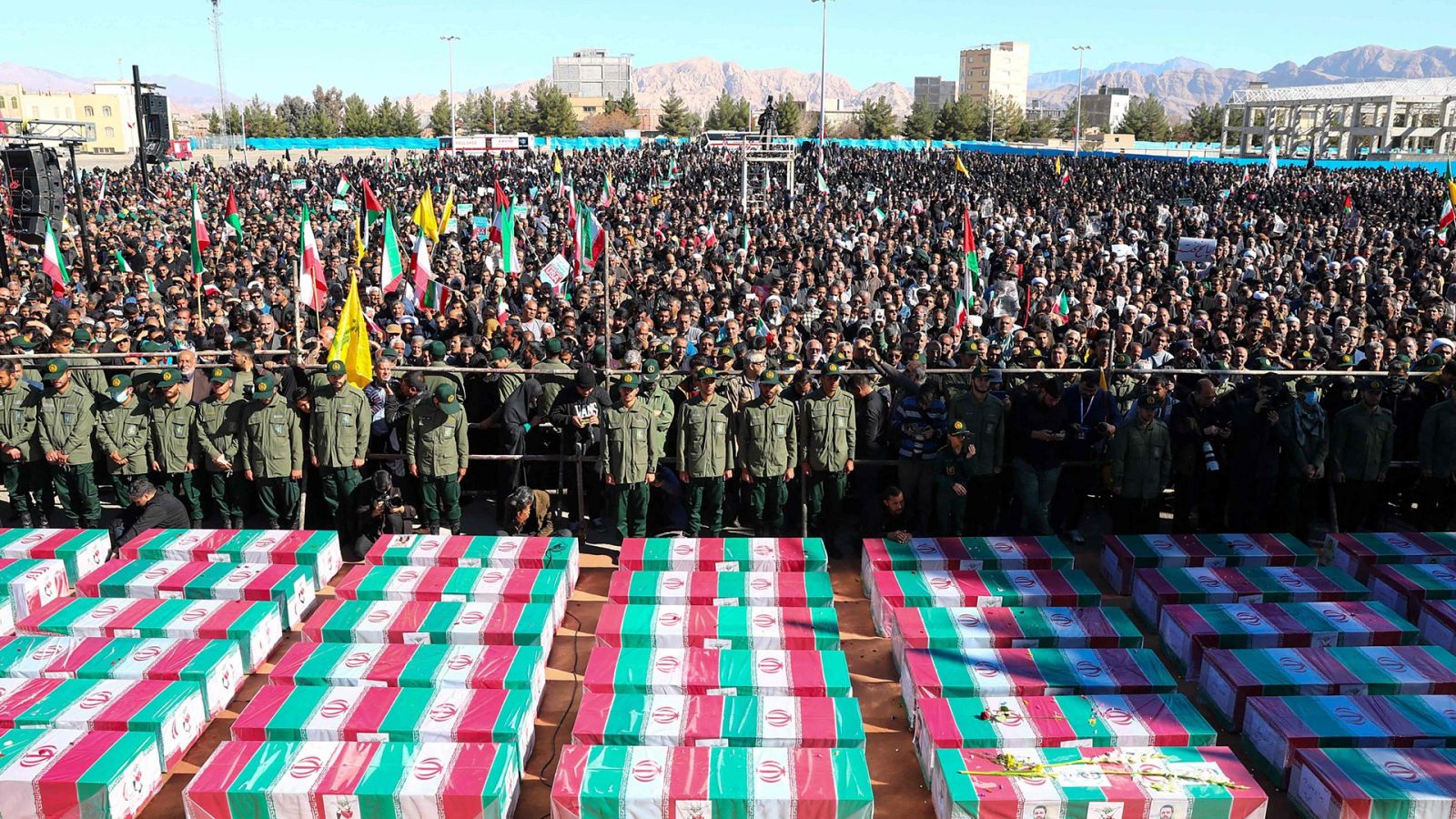Funeral masivo por las 89 víctimas del atentado del miércoles en Kerman