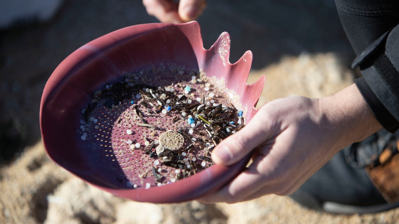 Los microplásticos han aparecido a lo largo de la costa atlántica de Galicia.