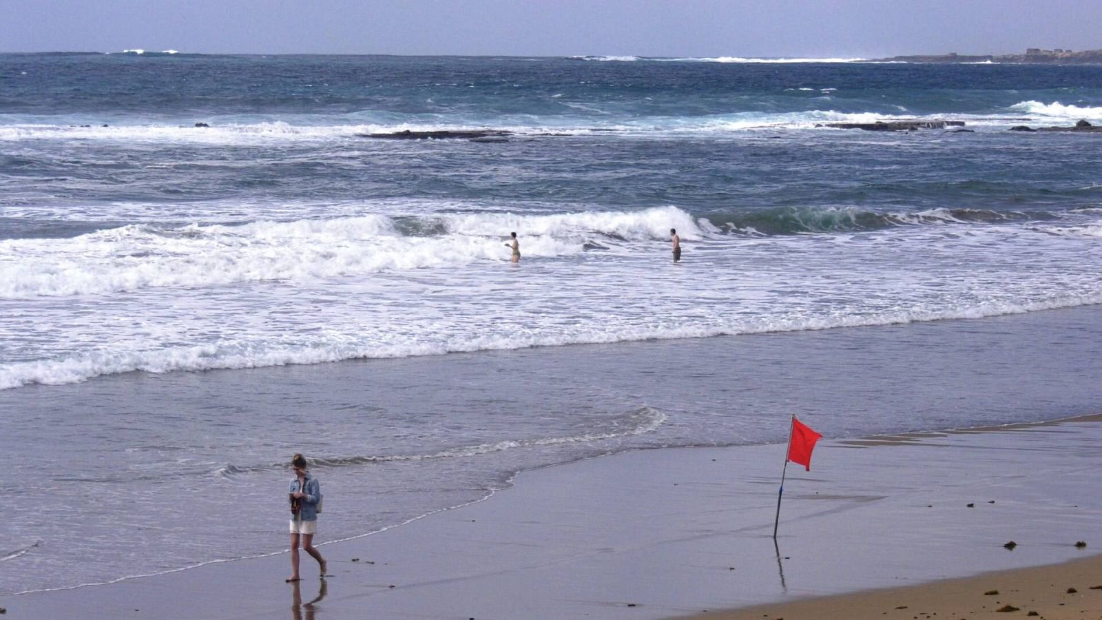 Aviso de bandera roja en una playa de Canarias