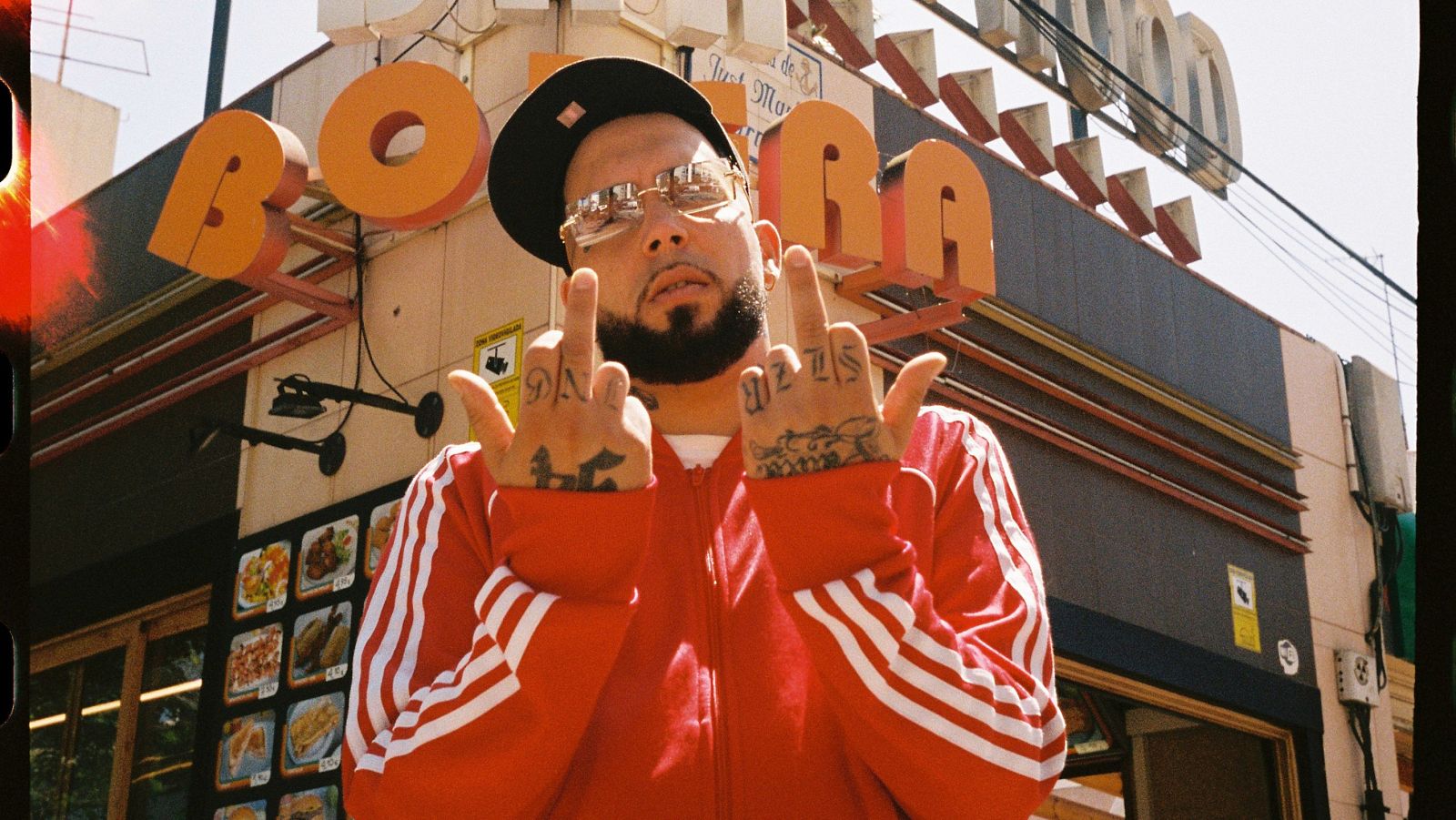 El rapero Samuel SLZR en Mixtape Vol. II, en el episodio de "Barrio"