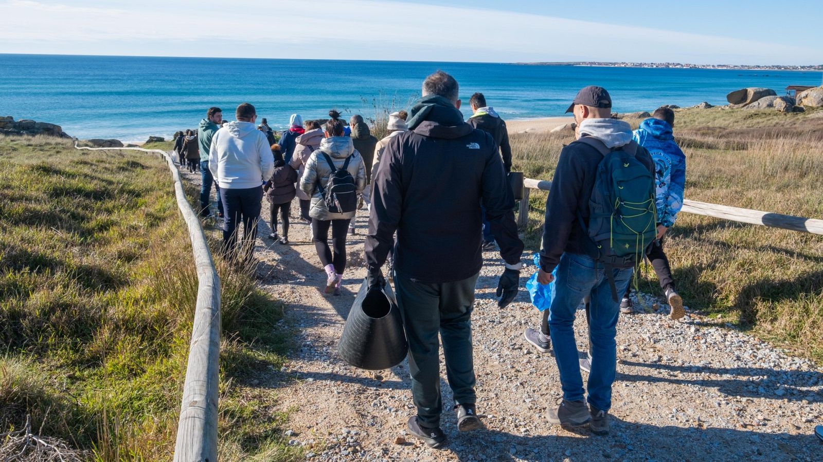 Pélets Galicia: llegada de voluntarios a una limpieza en la playa do Vilar, en Ribeira, el pasado domingo