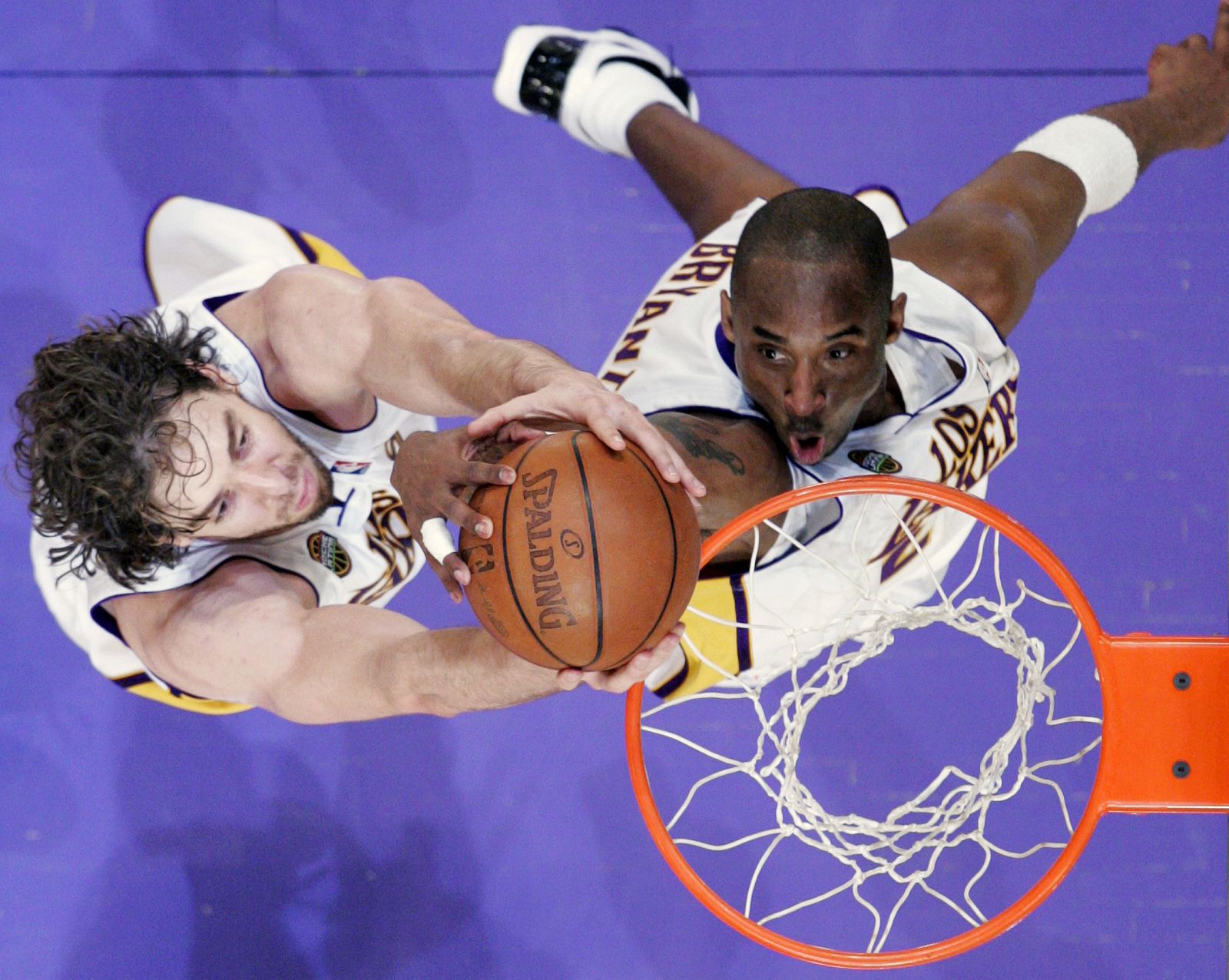 Kobe Bryant y Pau Gasol cogen un rebote en el partido ante Memphis Grizzlies.