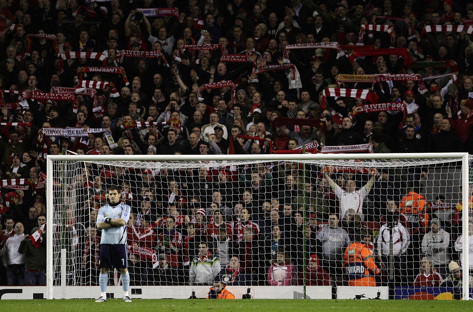 Casillas reacciona durante el partido contra el Liverpool