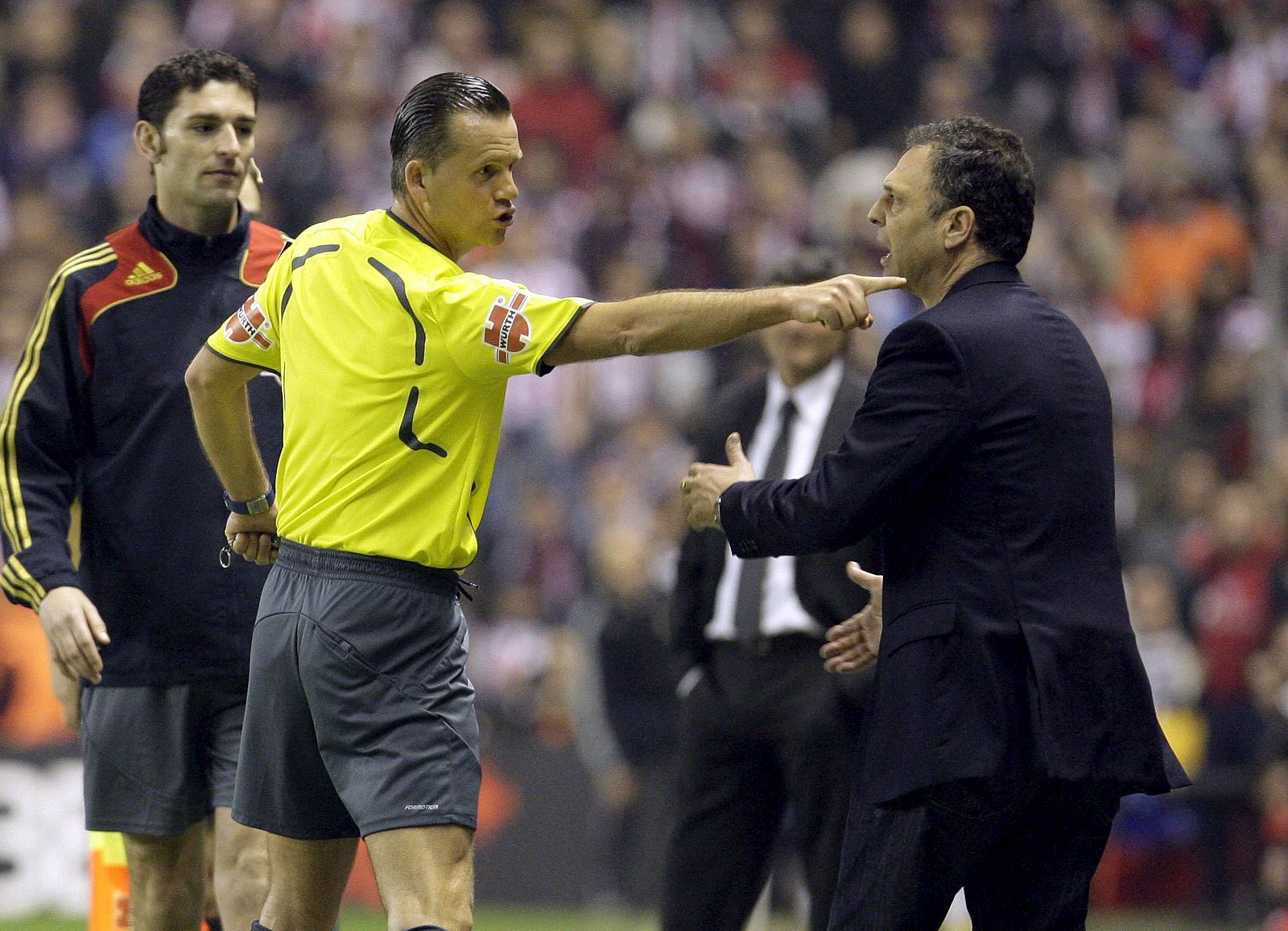 Muñiz Fernández se dirige a Joaquín Caparrós en el partido Athletic-Real Madrid