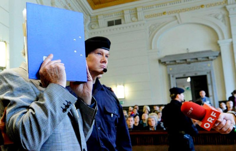 La otra cara del juicio del Fritzl: una 'performance' satírica contra la prensa sensacionalista